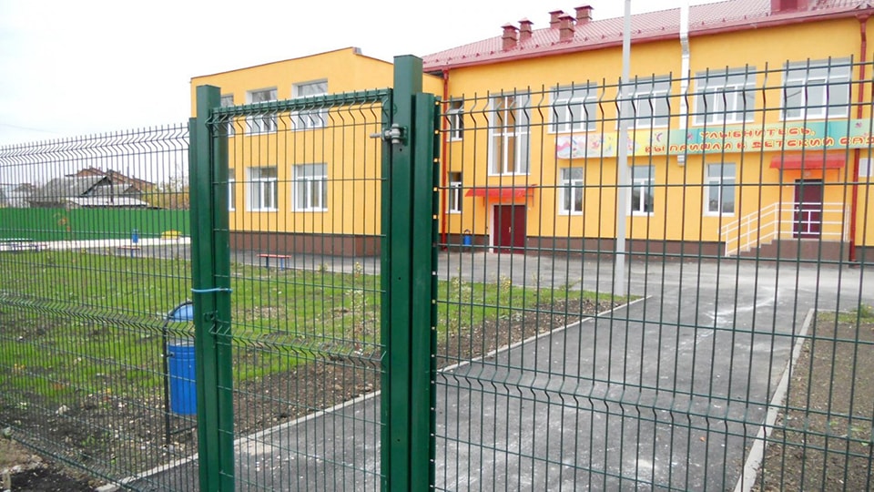 Установка безопасных ограждений для детских площадок в Екатеринбурге