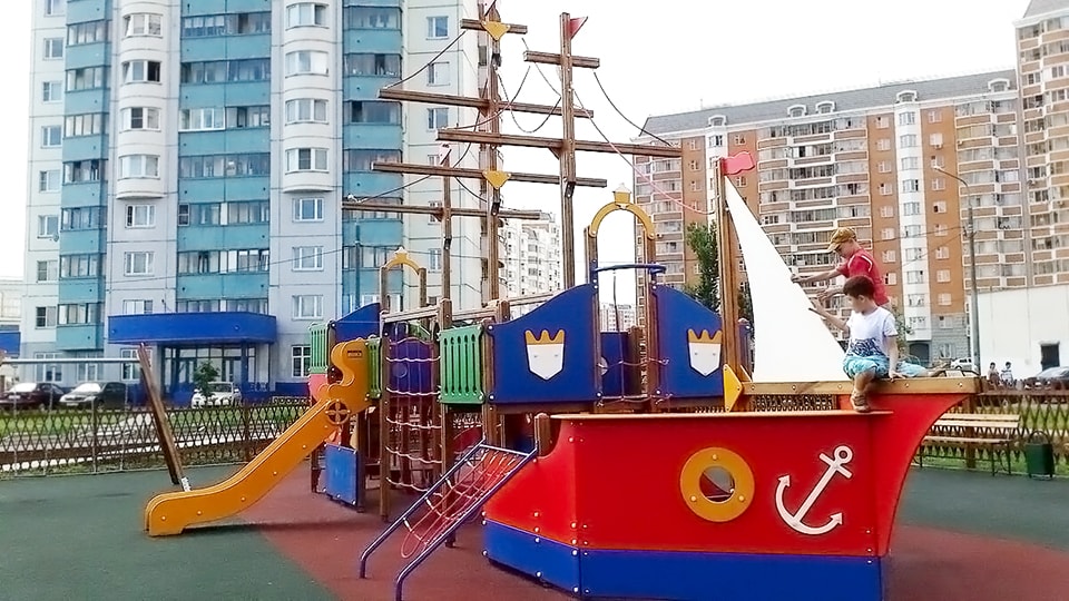 Монтаж корабликов на детской площадке в Екатеринбурге
